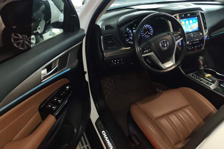 Used CHANGAN CS95 2017 2.0T Two-Wheel Drive Zhitu Edition Interior 3