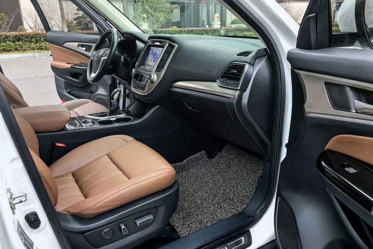 Used CHANGAN CS95 2017 2.0T Two-Wheel Drive Zhituo Edition Interior 4