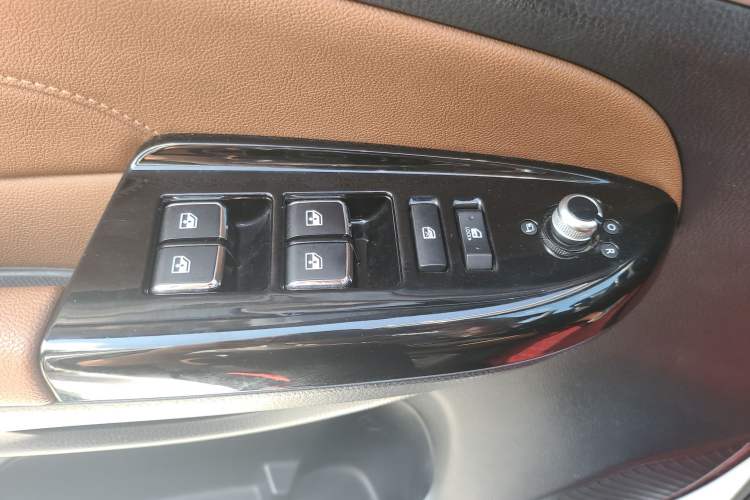 Used CHANGAN CS95 2017 2.0T Two-Wheel Drive Zhitu Edition Interior 7