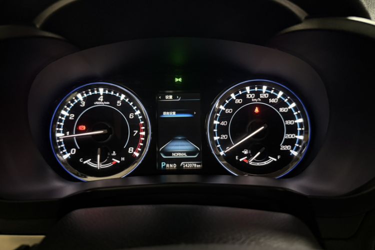 Used CHANGAN CS95 2017 2.0T Four-Wheel Drive ZhiZun Edition Odometer Close Up