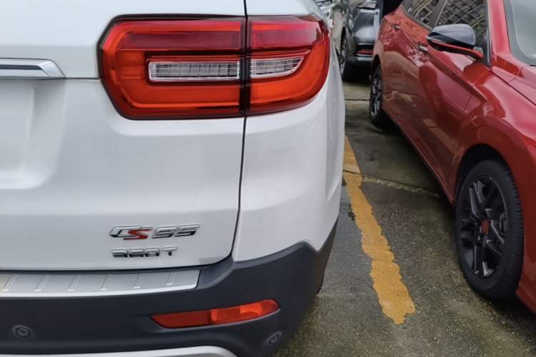Used CHANGAN CS95 2017 2.0T Two-Wheel Drive Zhituo Edition Right Rear Taillight