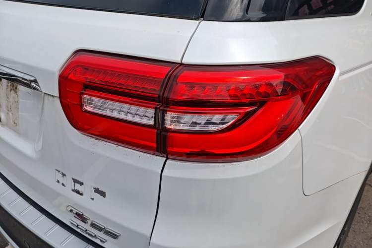 Used CHANGAN CS95 2017 2.0T Two-Wheel Drive Zhituo Edition Right Rear Taillight