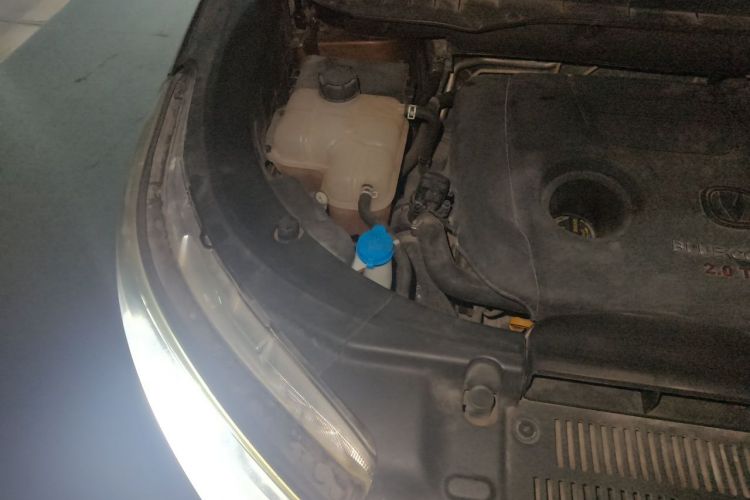 Used CHANGAN CS95 2017 2.0T Four-Wheel Drive ZhiZun Edition Engine Bay Right