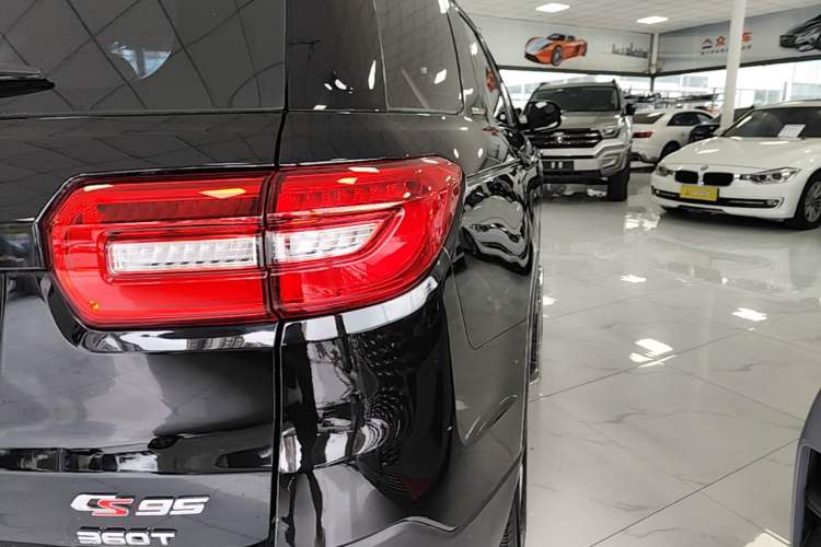 Used CHANGAN CS95 2018 2.0T Two-Wheel Drive Glory Edition Right Rear Taillight