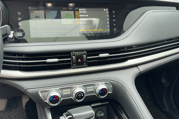 Used CHANGAN CS95 2019 2.0T Two-Wheel-Drive Luxury Version Audio And AC Panel