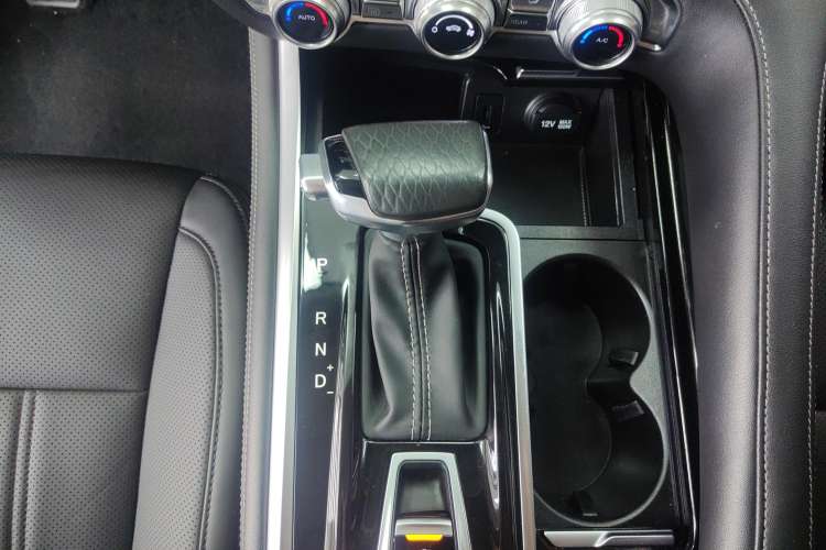 Used CHANGAN CS95 2019 2.0T Two-Wheel-Drive Luxury Version Gear Lever