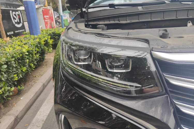 Used CHANGAN CS95 2019 2.0T Two-Wheel-Drive Luxury Version Right Front Headlight
