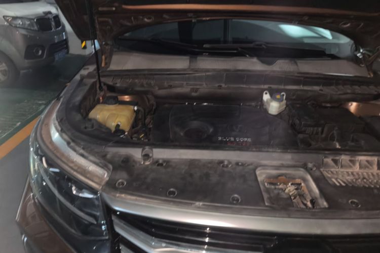 Used CHANGAN CS95 2019 2.0T Two-Wheel-Drive Prestige Version Engine Bay Right
