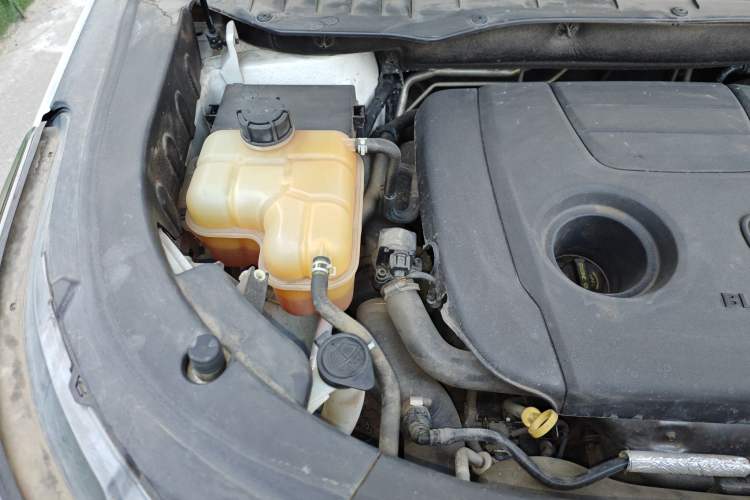 Used CHANGAN CS95 2019 2.0T Two-Wheel-Drive Luxury Version Engine Bay Right