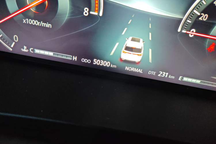 Used CHANGAN CS95 2019 2.0T Two-Wheel-Drive Luxury Version Odometer Close Up