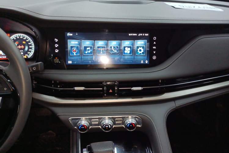 Used CHANGAN CS95 2019 2.0T Two-Wheel-Drive Luxury Version Audio And AC Panel
