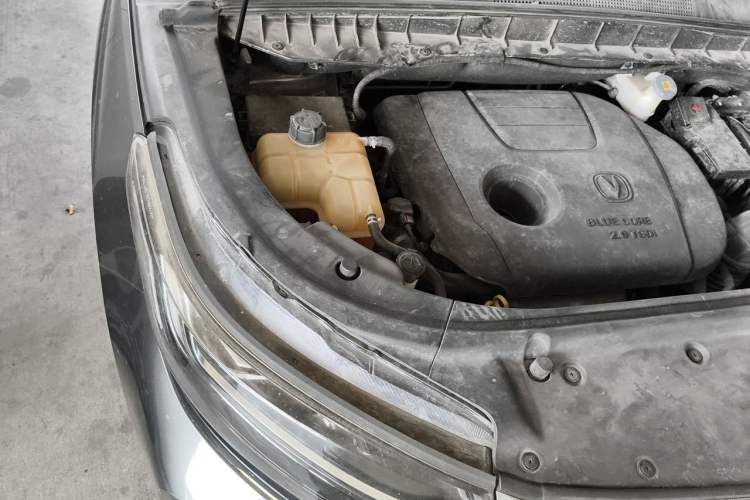 Used CHANGAN CS95 2019 2.0T Two-Wheel-Drive Prestige Version Engine Bay Right