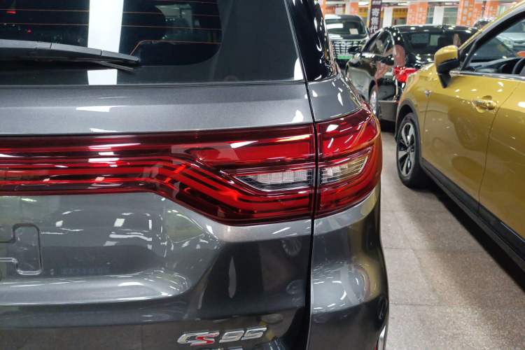 Used CHANGAN CS95 2019 2.0T Two-Wheel-Drive Luxury Version Exterior 3