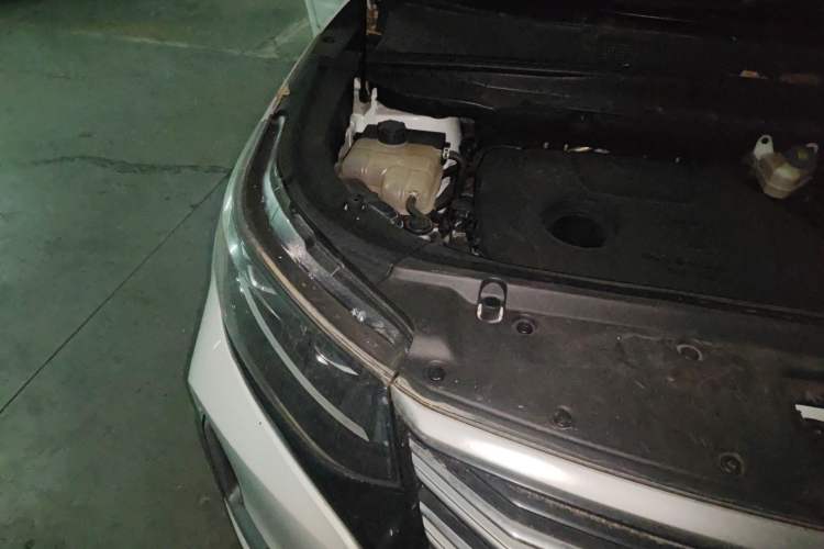 Used CHANGAN CS95 2019 2.0T Two-Wheel-Drive Luxury Version Engine Bay Right