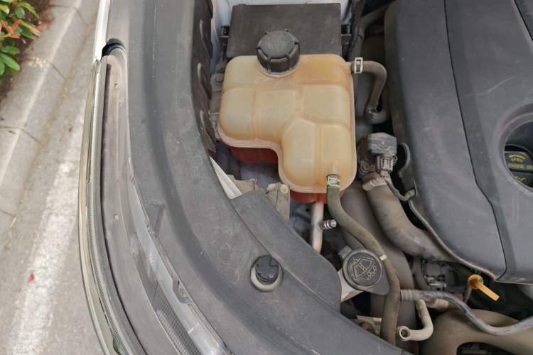 Used CHANGAN CS95 2019 2.0T Four-Wheel Drive Prestige Version Engine Bay Right