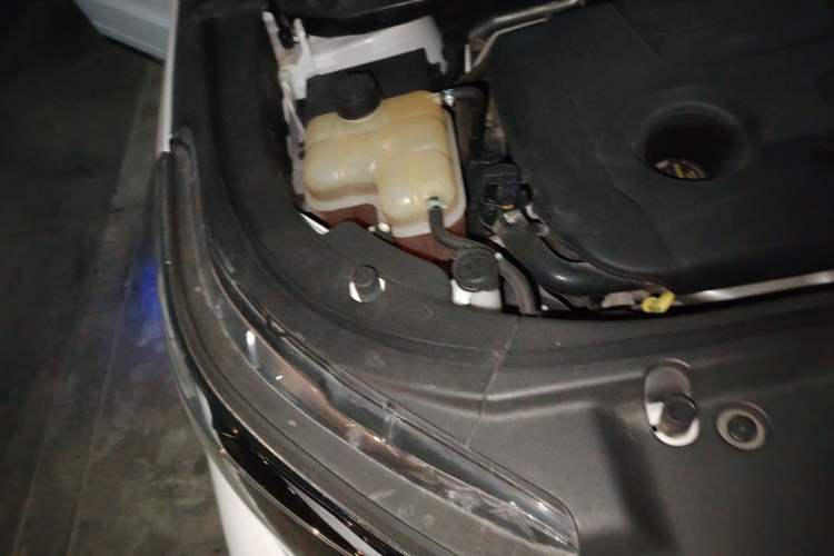 Used CHANGAN CS95 2019 2.0T Two-Wheel-Drive Luxury Version Engine Bay Right