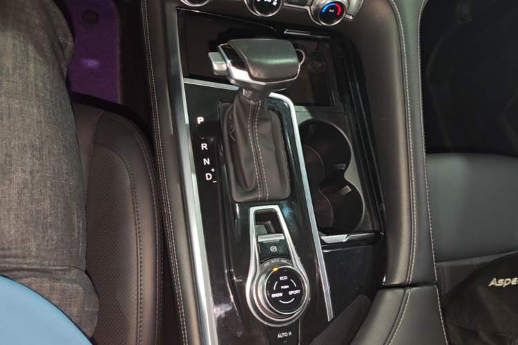 Used CHANGAN CS95 2019 2.0T Four-Wheel Drive Luxury Version Gear Lever