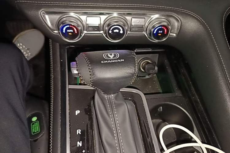 Used CHANGAN CS95 2019 2.0T Two-Wheel-Drive Luxury Version Gear Lever