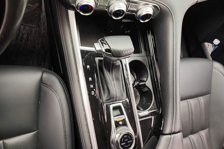 Used CHANGAN CS95 2019 2.0T Four-Wheel Drive Prestige Version Gear Lever