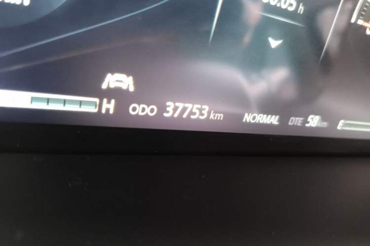 Used CHANGAN CS95 2019 2.0T Two-Wheel-Drive Luxury Version Odometer Close Up