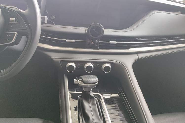 Used CHANGAN CS95 2021 2.0T Two-Wheel Drive Luxury Version Audio And AC Panel