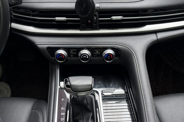 Used CHANGAN CS95 2021 2.0T Two-Wheel Drive Luxury Version Audio And AC Panel