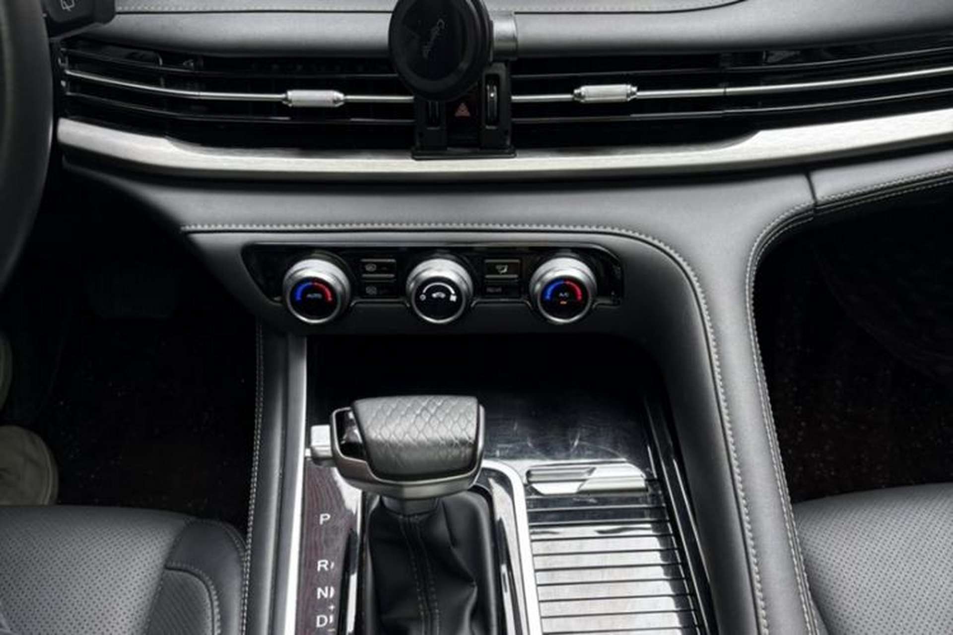 Used CHANGAN CS95 2021 2.0T Two-Wheel Drive Luxury Version Audio And AC Panel