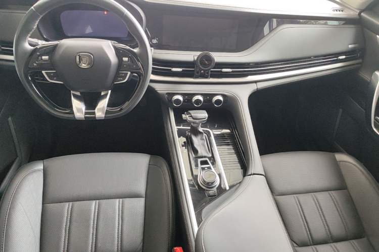 Used CHANGAN CS95 2021 2.0T Two-Wheel Drive Luxury Version Center Console