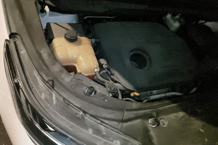Used CHANGAN CS95 2021 2.0T Two-Wheel Drive Luxury Version Engine Bay Right