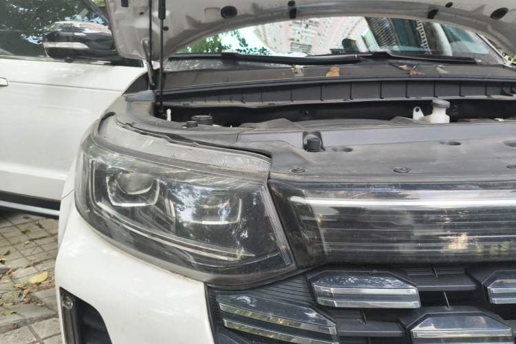 Used CHANGAN CS95 2023 2.0T All-Wheel-Drive Luxury PLUS Model Engine Bay Right