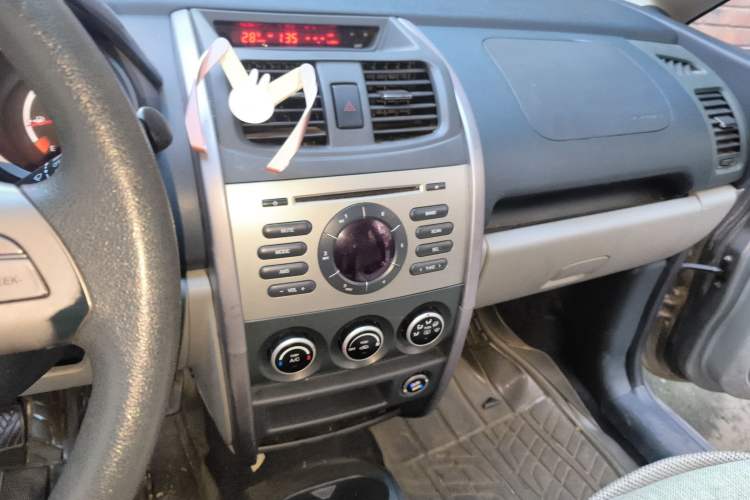 Used CHANGAN CX20 2011 1.3L Manual Sport Edition Audio And AC Panel