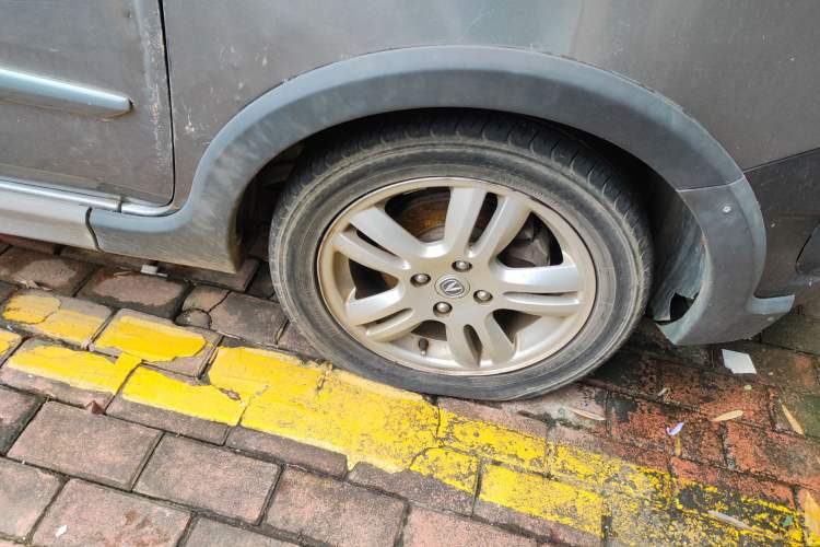 Used CHANGAN CX20 2011 1.3L Automatic Sport Edition Right Front Wheel Hub