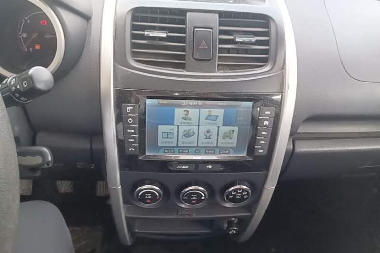 Used CHANGAN CX20 2014 1.4L Manual Sunroof Navigation Version – China IV Standard Audio And AC Panel