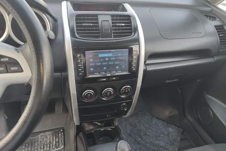 Used CHANGAN CX20 2014 1.4L IMT Sunroof Navigation Version China IV Standard Audio And AC Panel