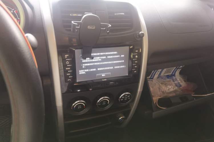 Used CHANGAN CX20 2014 1.4L IMT Sunroof Navigation Version China V Standard Audio And AC Panel