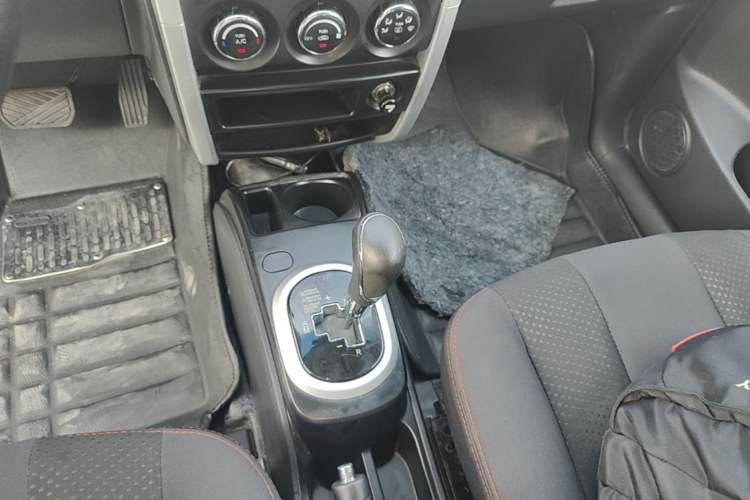 Used CHANGAN CX20 2014 1.4L IMT Sunroof Navigation Version China IV Standard Gear Lever