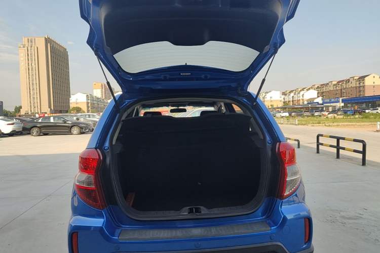 Used CHANGAN CX20 2014 1.4L IMT Sunroof Navigation Version China IV Standard Trunk