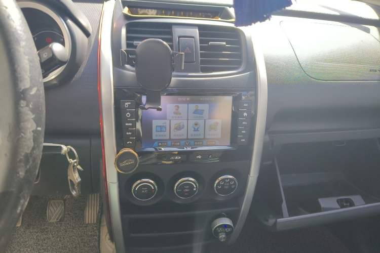 Used CHANGAN CX20 2014 1.4L Manual Sunroof Navigation Version – China IV Standard Audio And AC Panel