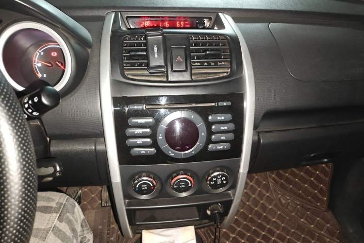 Used CHANGAN CX20 2014 1.4L Manual Sport Version China IV Standard Audio And AC Panel