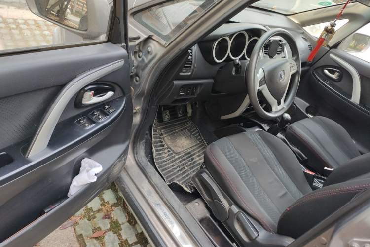 Used CHANGAN CX20 2014 1.4L Manual Sunroof Navigation Version – China IV Standard Driver Seat