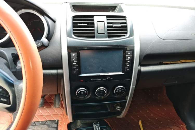 Used CHANGAN CX20 2014 1.4L IMT Sunroof Navigation Version China IV Standard Audio And AC Panel