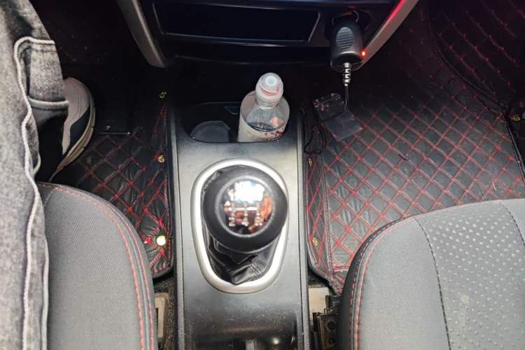 Used CHANGAN CX20 2014 1.4L Manual Sunroof Navigation Version – China IV Standard Gear Lever