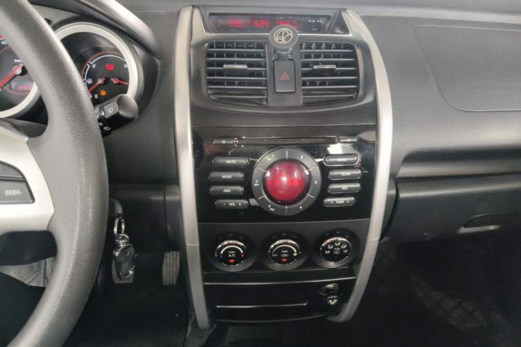 Used CHANGAN CX20 2014 1.4L Manual Sport Edition China V Standard Audio And AC Panel