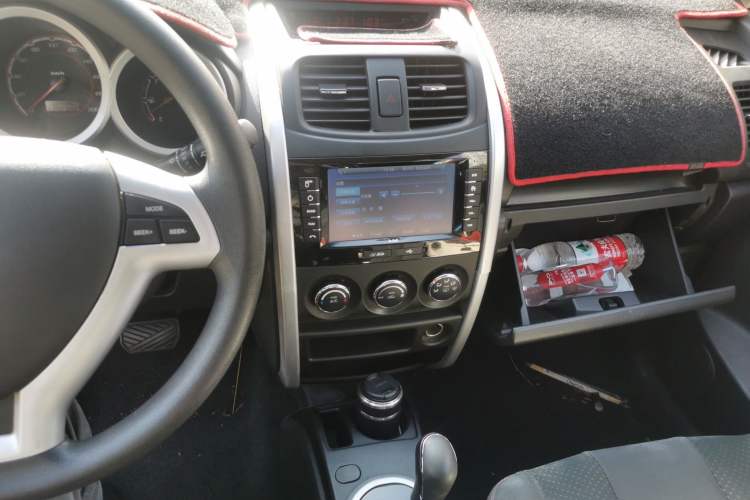 Used CHANGAN CX20 2014 1.4L IMT Sunroof Navigation Version China IV Standard Audio And AC Panel