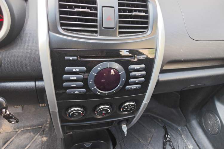 Used CHANGAN CX20 2014 1.4L Manual Sport Edition China V Standard Audio And AC Panel