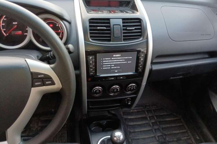Used CHANGAN CX20 2014 1.4L Manual Sunroof Navigation Version China V Standard Audio And AC Panel