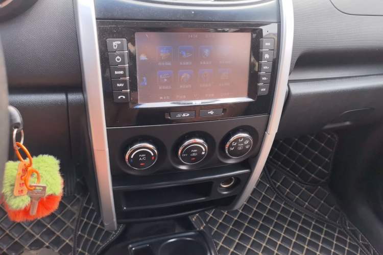 Used CHANGAN CX20 2014 1.4L IMT Sunroof Navigation Version China IV Standard Audio And AC Panel