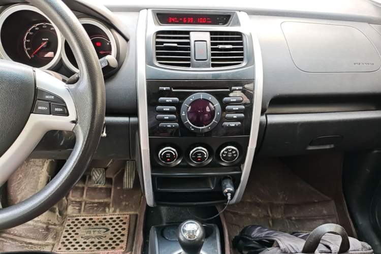 Used CHANGAN CX20 2014 1.4L Manual Sport Edition China V Standard Audio And AC Panel