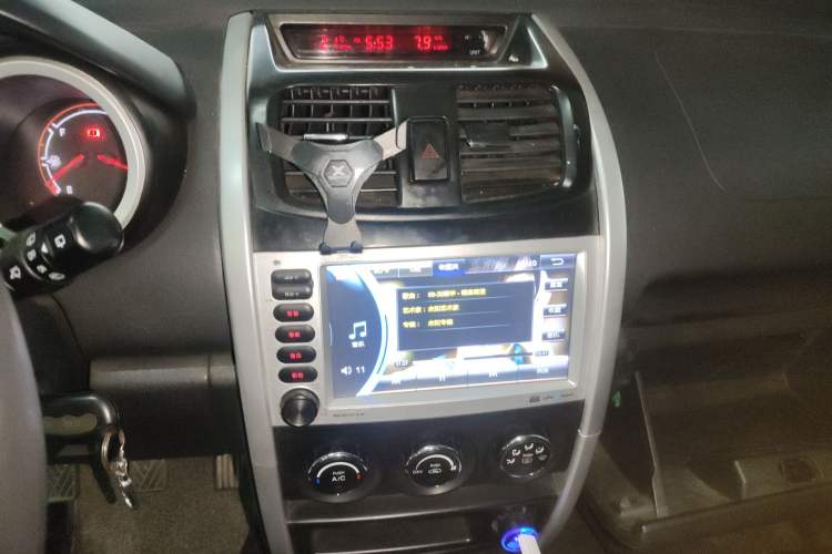 Used CHANGAN CX20 2014 1.4L Manual Sport Edition China V Standard Audio And AC Panel