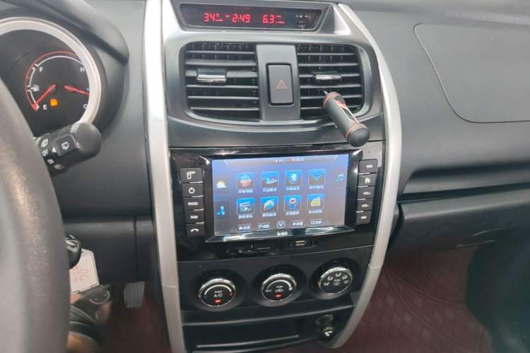 Used CHANGAN CX20 2014 1.4L IMT Sunroof Navigation Version China IV Standard Audio And AC Panel